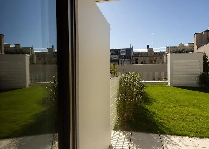 Modern Garden - 15min To Center Apartamento *